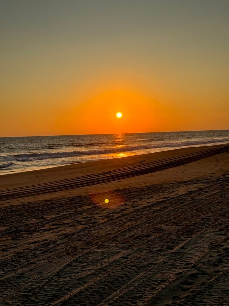 Puesta de sol sobre el océano en Playa Escobilla, Oaxaca.