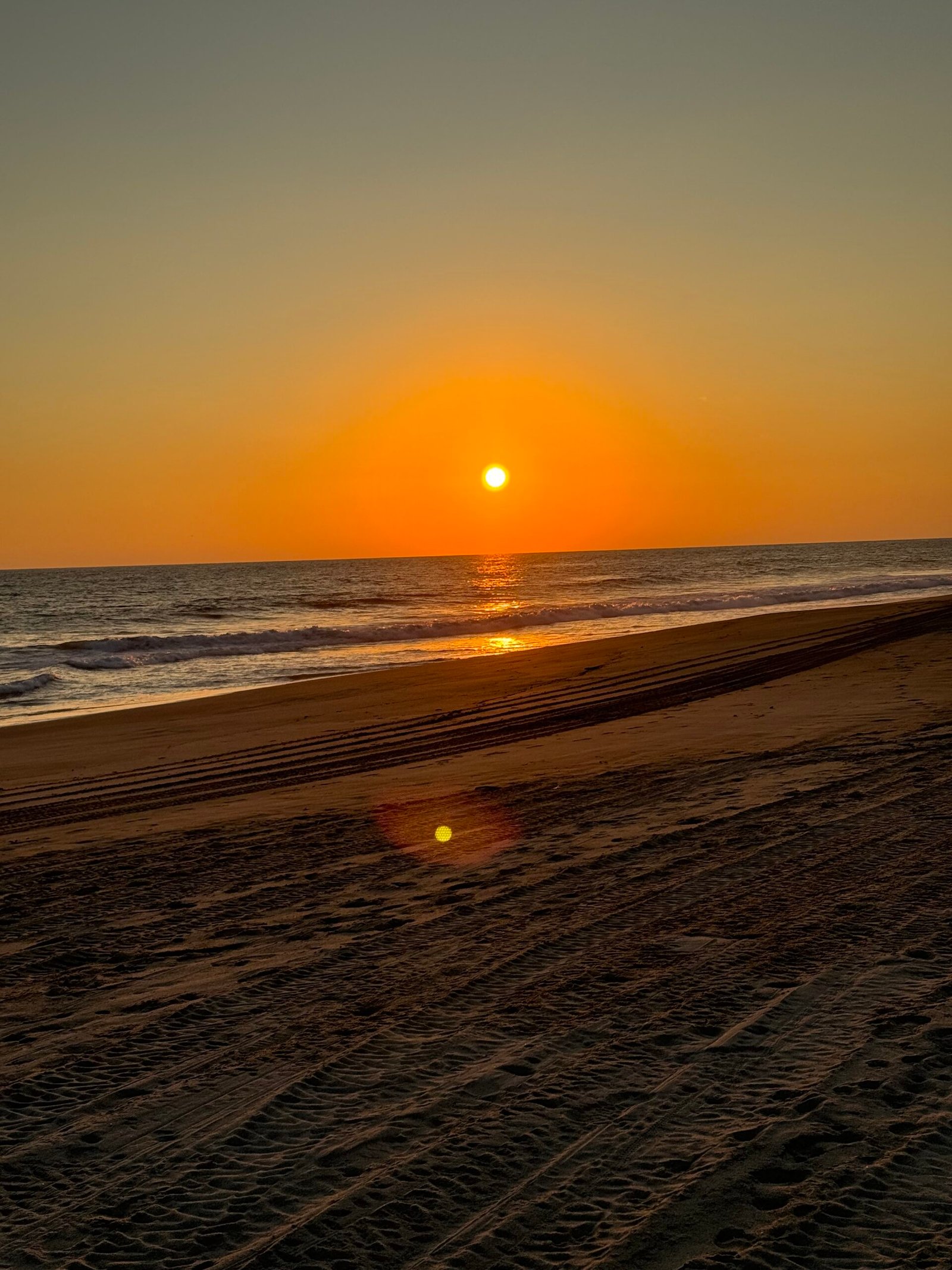 Puesta de sol sobre el océano en Playa Escobilla, Oaxaca.
