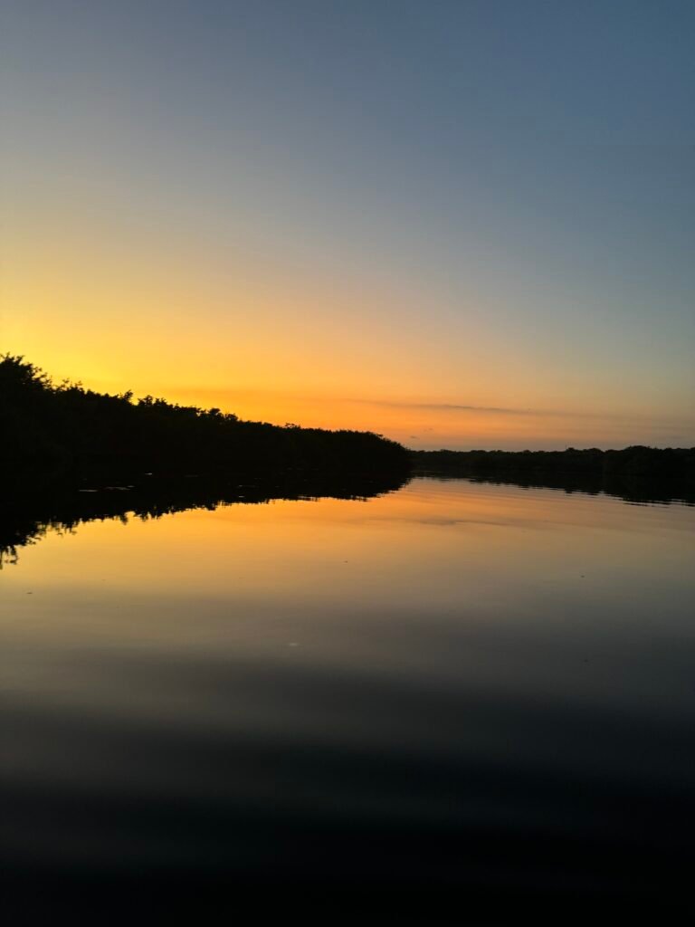 Atardecer en la laguna cercana a Playa Escobilla, Oaxaca.