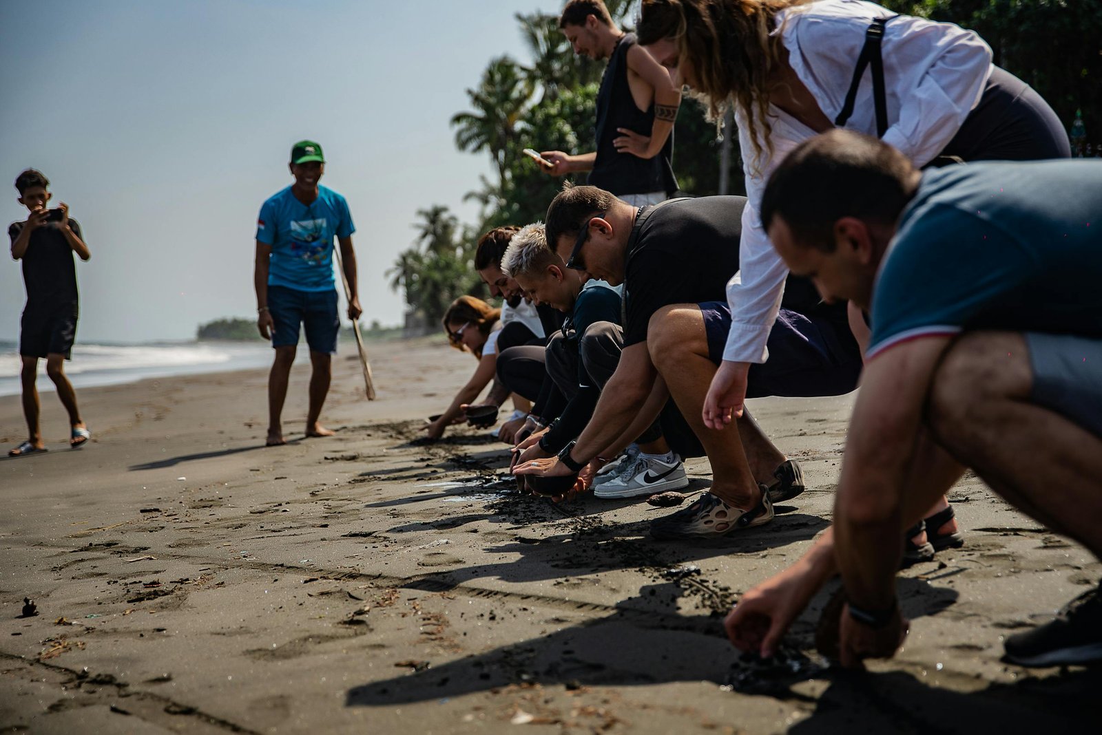 Grupo preparando liberación de tortugas marinas en la playa de Escobilla.