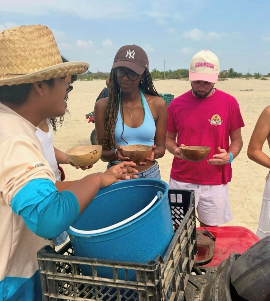 Visitantes participando en liberación de tortugas marinas en Playa Escobilla, Oaxaca.